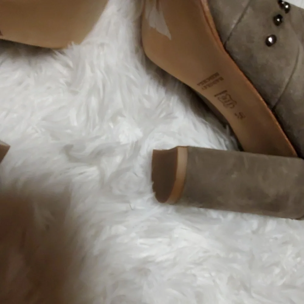 New without tags Badgley mischka kurt booties